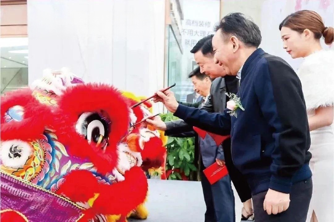 配图