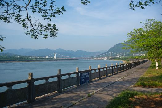 配图