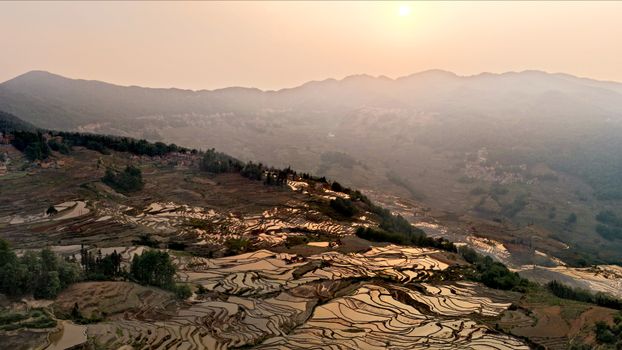 配图