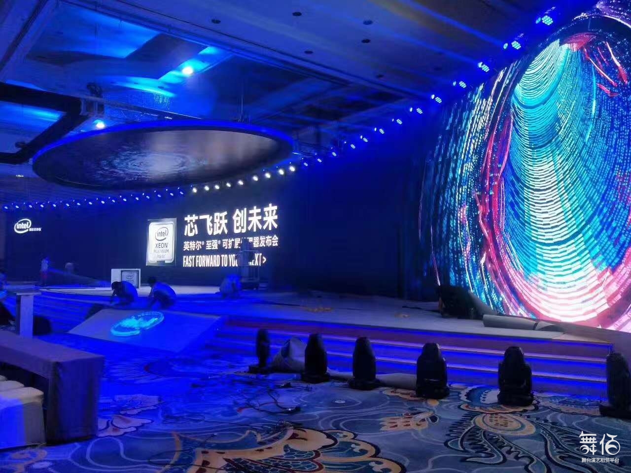 配图